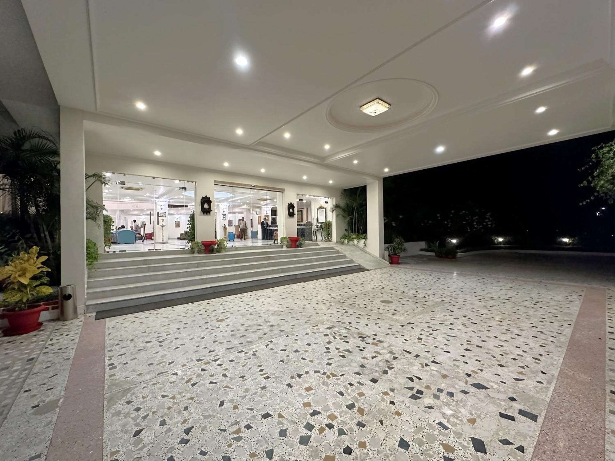 A S Hotels Khajurāho Extérieur photo